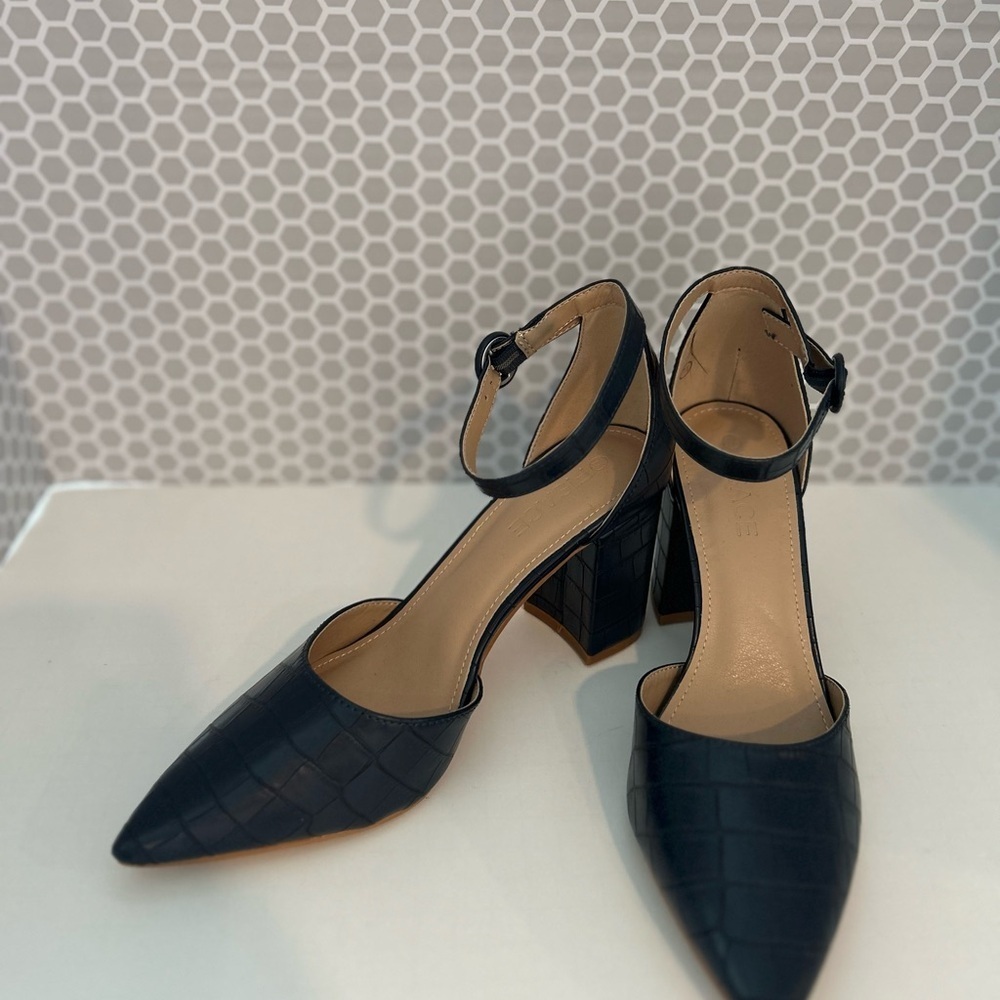 Fisace Women’s Blue Block Heels

Size 7 1/2 - Picture 5 of 7